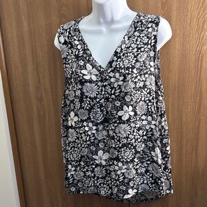 ❤️ Sonoma Black and White Floral V-Neck Blouse